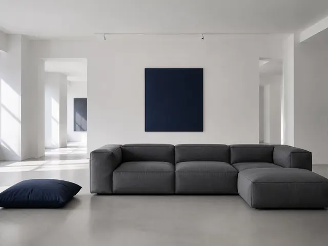 Sofá modular en tela grafito con chaise longue en salón luminoso
