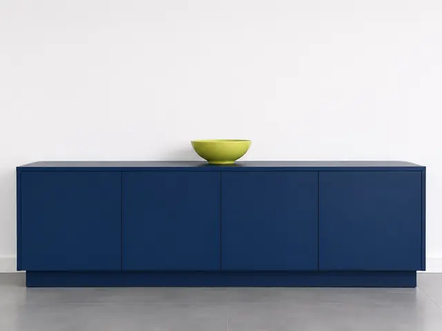 Aparador modular en lacado azul navy con cuenco verde lima encima