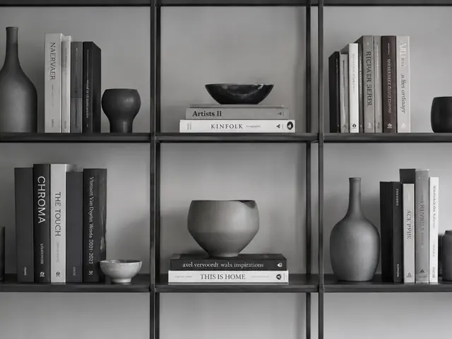 Estantería modular con libros y cerámica organizados por rejilla