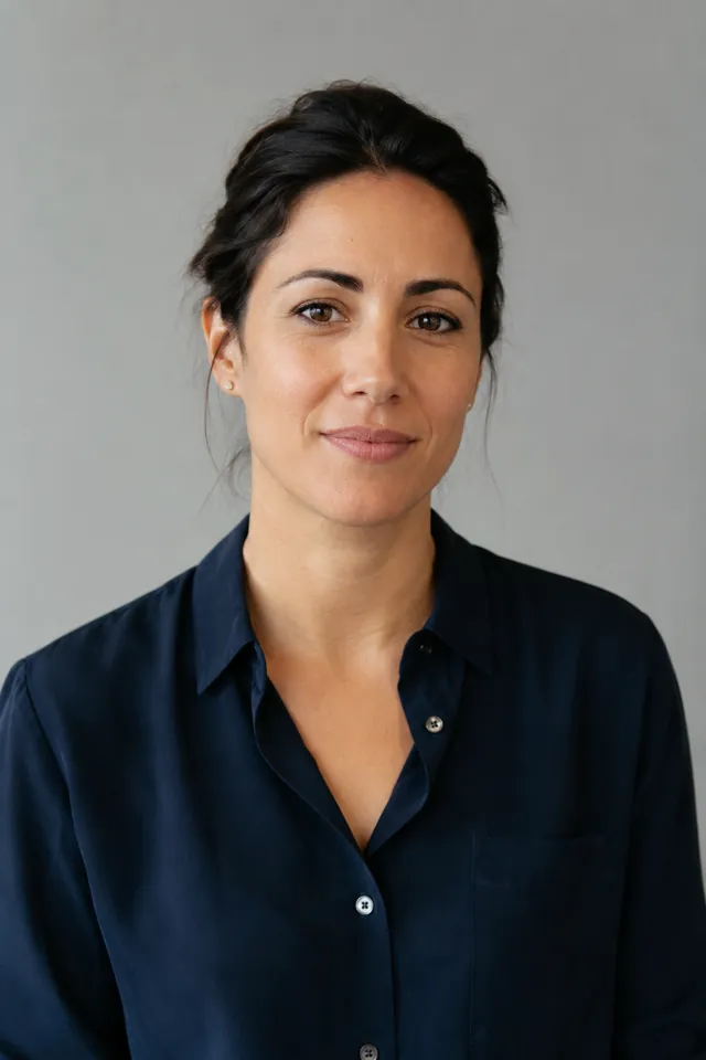 Retrato de Marta Solano, arquitecta de interiores en Módulo Sur, con blusa azul navy
